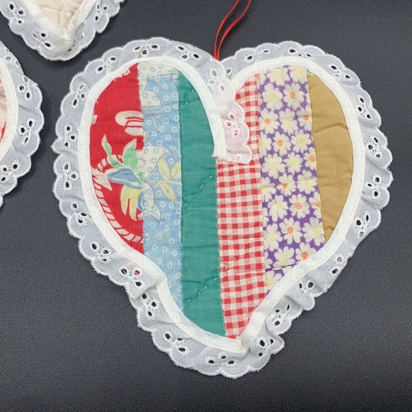 Vintage 3 Feed Sack Quilted Handmade Heart Shaped Eyelet Lace Ornaments Coasters - Picture 4 of 9